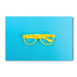 Para żółtych okularów na jasnoniebieskim tle