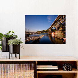 Plakat samoprzylepny Budynki mieszkalne i most w nad jeziorem