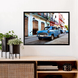 Obraz w ramie Niebieski klasyczny samochód na ulicach Hawany, Kuba