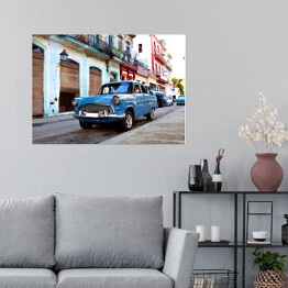 Plakat samoprzylepny Niebieski klasyczny samochód na ulicach Hawany, Kuba