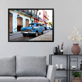 Obraz w ramie Niebieski klasyczny samochód na ulicach Hawany, Kuba