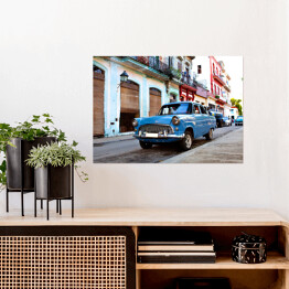 Plakat Niebieski klasyczny samochód na ulicach Hawany, Kuba