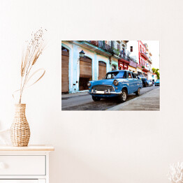 Plakat samoprzylepny Niebieski klasyczny samochód na ulicach Hawany, Kuba