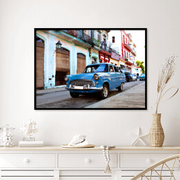 Plakat w ramie Niebieski klasyczny samochód na ulicach Hawany, Kuba