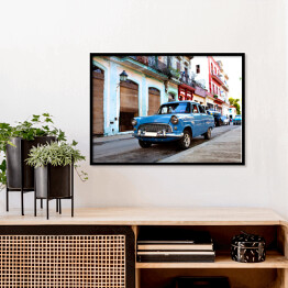 Plakat w ramie Niebieski klasyczny samochód na ulicach Hawany, Kuba