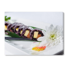 Obraz na płótnie Czarne ryżowe sushi z białym kwiatem