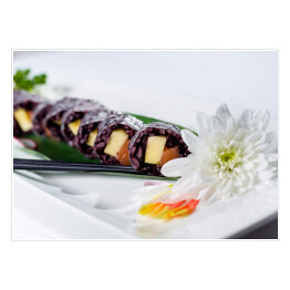 Plakat Czarne ryżowe sushi z białym kwiatem