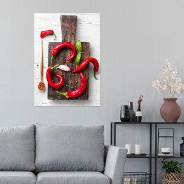 Plakat Dojrzałe czerwone papryki na drewnianej desce