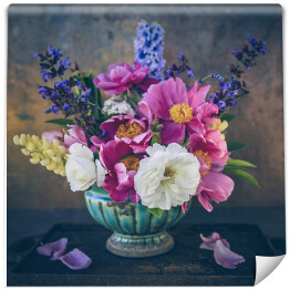 Fototapeta Wazon z barwnymi kwiatami na metalowej tacy