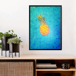 Obraz w ramie Żółty ananas na błękitnym tle