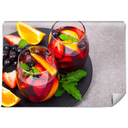 Fototapeta Letnie drinki z czerwonego wina z owocami