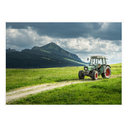 Plakat Stary ciągnik na łące - piękny widok na góry w Alpach