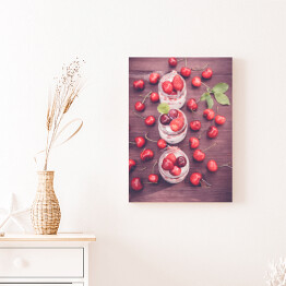 Obraz na płótnie Jogurt z wiśniami i truskawkami