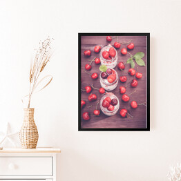 Obraz w ramie Jogurt z wiśniami i truskawkami