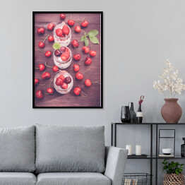 Plakat w ramie Jogurt z wiśniami i truskawkami