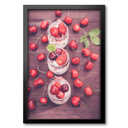 Obraz w ramie Jogurt z wiśniami i truskawkami