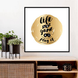 Plakat w ramie "Życie to gra, zagraj w nią" - czarny tekst na złotym tle
