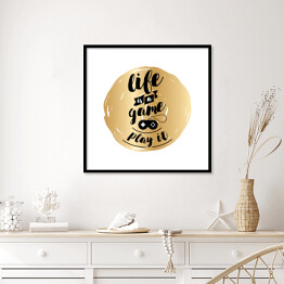 Plakat w ramie "Życie to gra, zagraj w nią" - czarny tekst na złotym tle