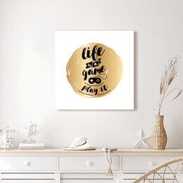 Obraz na płótnie "Życie to gra, zagraj w nią" - czarny tekst na złotym tle