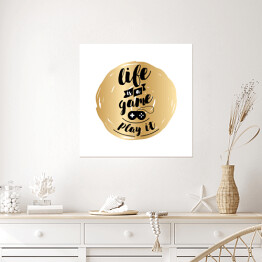 Plakat samoprzylepny "Życie to gra, zagraj w nią" - czarny tekst na złotym tle