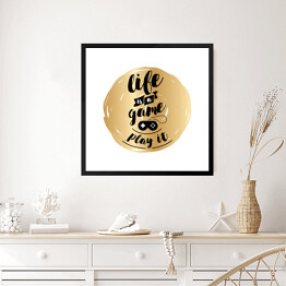 Obraz w ramie "Życie to gra, zagraj w nią" - czarny tekst na złotym tle