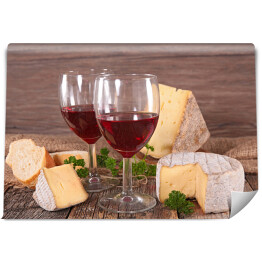Wino w kieliszkach i ser