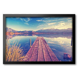 Obraz w ramie Spokój nad jeziorem w różowych i niebieskich barwach