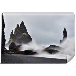 Fototapeta Skały w morzu we mgle, Islandia