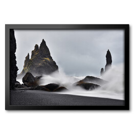 Obraz w ramie Skały w morzu we mgle, Islandia