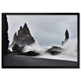Plakat w ramie Skały w morzu we mgle, Islandia