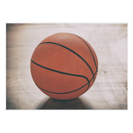 Plakat Piłka do gry w koszykówkę na drewnianej podłodze