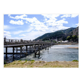 Plakat samoprzylepny Turyści na moście Togetsukyo w Japonii
