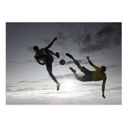 Plakat Sylwetki dwóch piłkarzy na szarym niebie