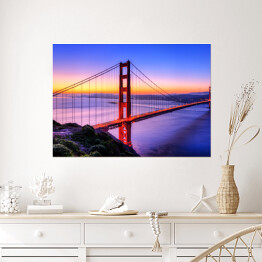 Plakat Most Golden Gate na tle wody w różowych barwach oraz złocisto błękitnego nieba
