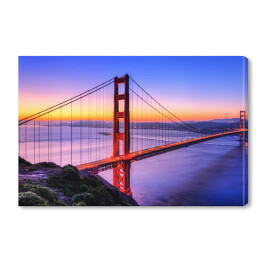  Most Golden Gate na tle wody w różowych barwach oraz złocisto błękitnego nieba