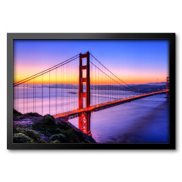 Obraz w ramie Most Golden Gate na tle wody w różowych barwach oraz złocisto błękitnego nieba