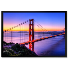 Plakat w ramie Most Golden Gate na tle wody w różowych barwach oraz złocisto błękitnego nieba