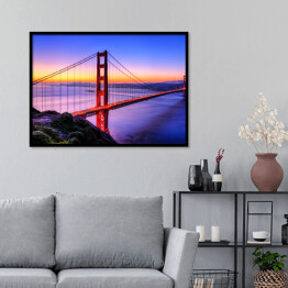 Plakat w ramie Most Golden Gate na tle wody w różowych barwach oraz złocisto błękitnego nieba