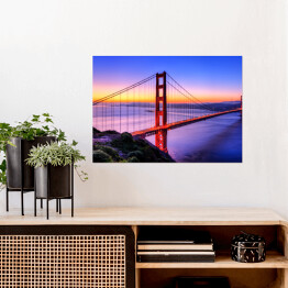 Plakat Most Golden Gate na tle wody w różowych barwach oraz złocisto błękitnego nieba