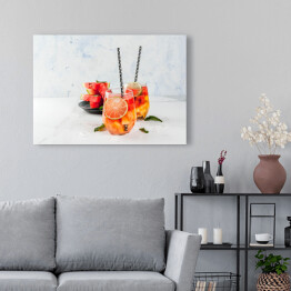 Obraz na płótnie Letnie drinki i koktajle - lemoniada ze świeżym arbuzem, limonką, miętą i ananasem