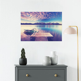 Plakat Samotna łódka nad jeziorem w odcieniach różu i fioletu