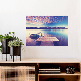 Plakat samoprzylepny Samotna łódka nad jeziorem w odcieniach różu i fioletu