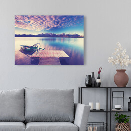Obraz na płótnie Samotna łódka nad jeziorem w odcieniach różu i fioletu