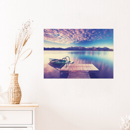 Plakat samoprzylepny Samotna łódka nad jeziorem w odcieniach różu i fioletu