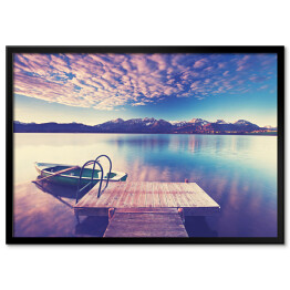 Plakat w ramie Samotna łódka nad jeziorem w odcieniach różu i fioletu