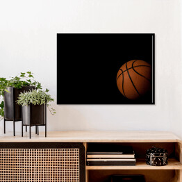 Plakat w ramie Piłka do koszykówki na czarnym tle