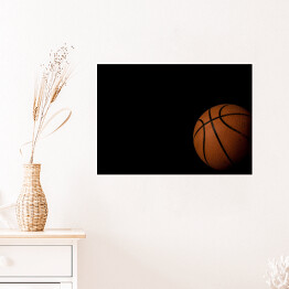 Plakat samoprzylepny Piłka do koszykówki na czarnym tle