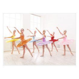 Grupa młodych baletnic w kolorowych strojach