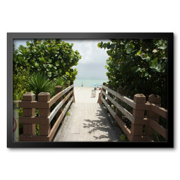 Obraz w ramie Pomost prowadzący na plażę wśród roślinności