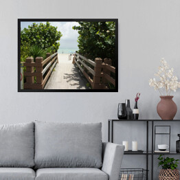 Obraz w ramie Pomost prowadzący na plażę wśród roślinności